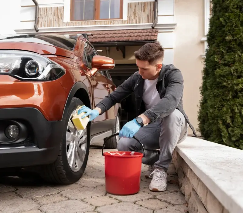 Lavage auto à domicile Priziac : professionnel intervenant sur un véhicule